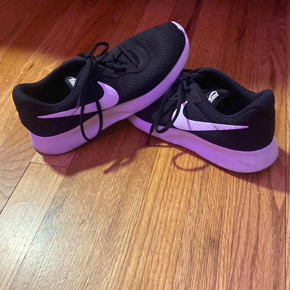 Black nike tennis shoes